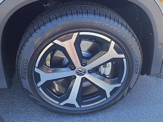 Photo of 2025 Platinum Gray Metallic Volkswagen Tiguan