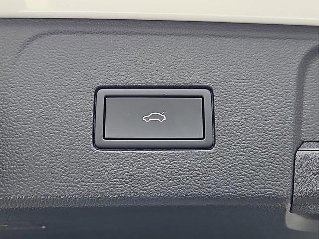 Photo of 2025 Opal White Pearl Effect Volkswagen Atlas