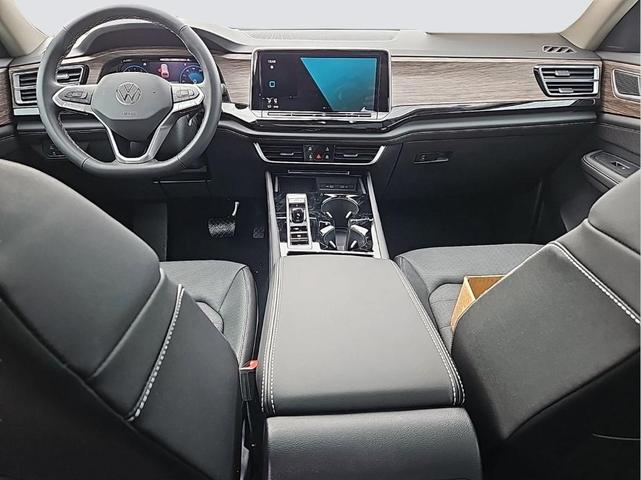 Photo of 2025 Opal White Pearl Effect Volkswagen Atlas