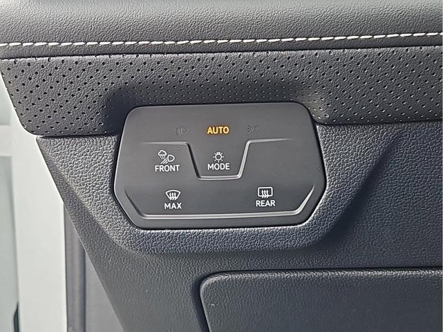 Photo of 2025 Opal White Pearl Effect Volkswagen Atlas