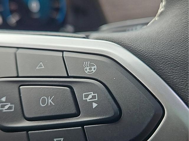 Photo of 2025 Opal White Pearl Effect Volkswagen Atlas