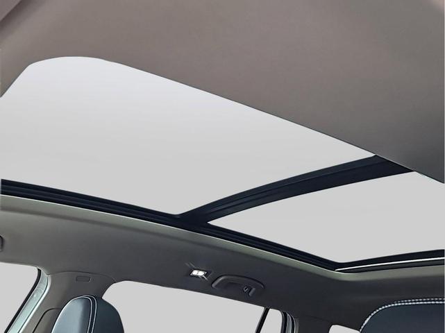 Photo of 2025 Opal White Pearl Effect Volkswagen Atlas