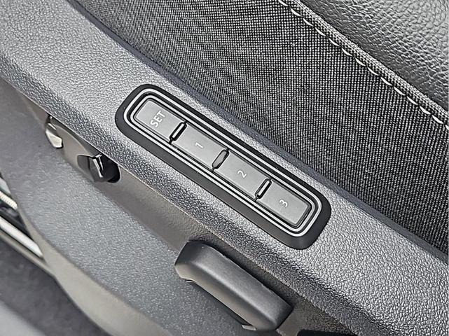 Photo of 2025 Opal White Pearl Effect Volkswagen Atlas