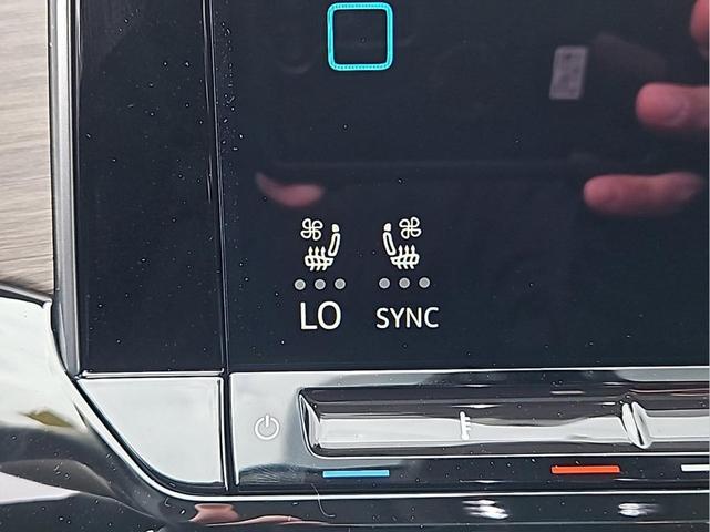 Photo of 2025 Opal White Pearl Effect Volkswagen Atlas