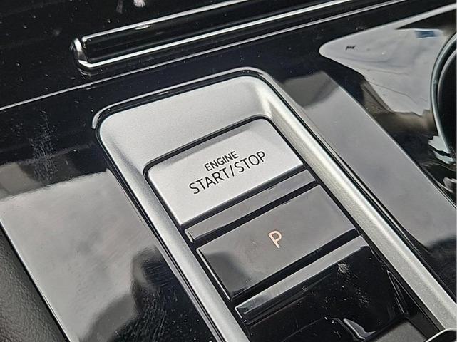 Photo of 2025 Opal White Pearl Effect Volkswagen Atlas