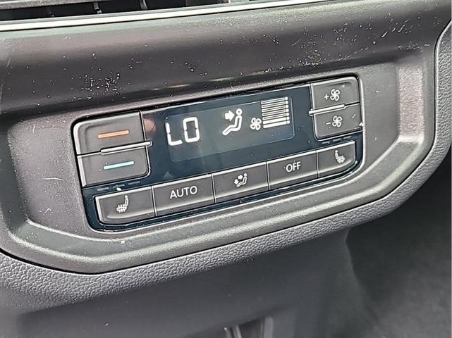 Photo of 2025 Opal White Pearl Effect Volkswagen Atlas