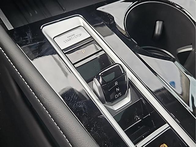 Photo of 2025 Opal White Pearl Effect Volkswagen Atlas