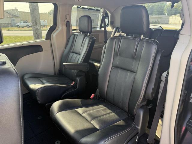 Photo of 2016 Granite Crystal Metallic Clearcoat Chrysler Town & Country