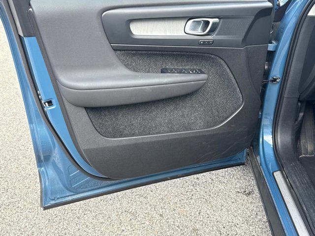 Photo of 2025 Blue Volvo XC40