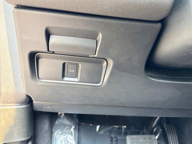 Photo of 2025 Hakuba Silver Metallic Land Rover Discovery Sport