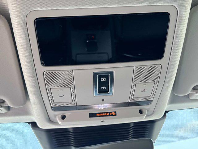 Photo of 2025 Hakuba Silver Metallic Land Rover Discovery Sport