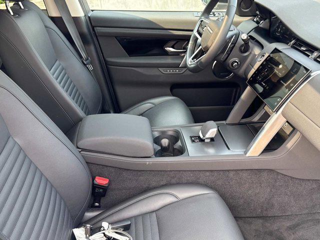 Photo of 2025 Hakuba Silver Metallic Land Rover Discovery Sport