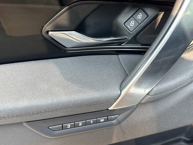 Photo of 2025 Hakuba Silver Metallic Land Rover Discovery Sport
