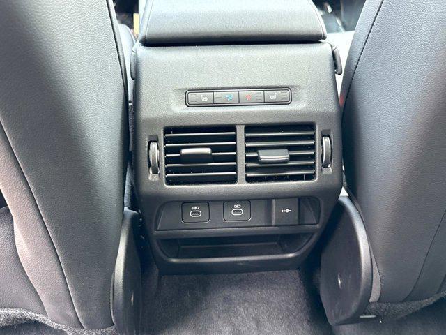 Photo of 2025 Hakuba Silver Metallic Land Rover Discovery Sport