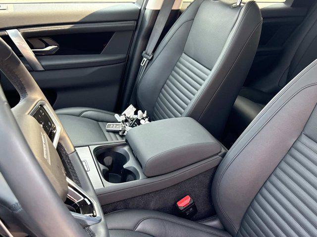 Photo of 2025 Hakuba Silver Metallic Land Rover Discovery Sport
