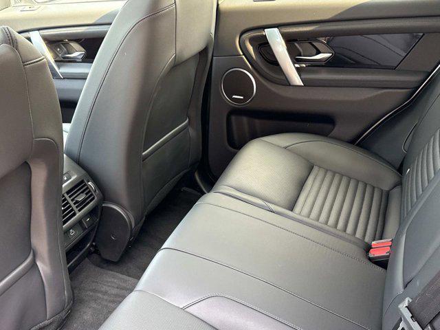 Photo of 2025 Hakuba Silver Metallic Land Rover Discovery Sport