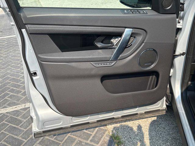 Photo of 2025 Hakuba Silver Metallic Land Rover Discovery Sport
