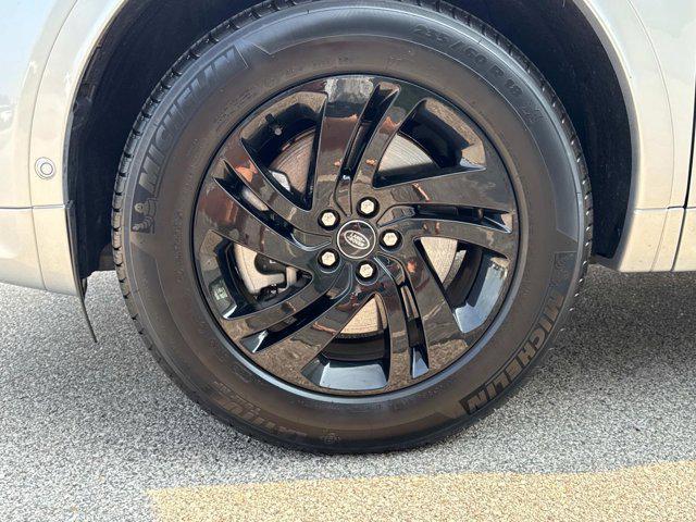 Photo of 2025 Hakuba Silver Metallic Land Rover Discovery Sport