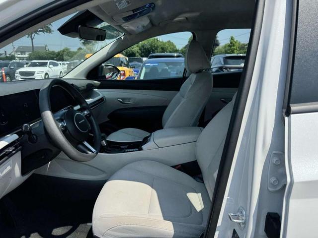 Photo of 2025 White Pearl Hyundai TUCSON