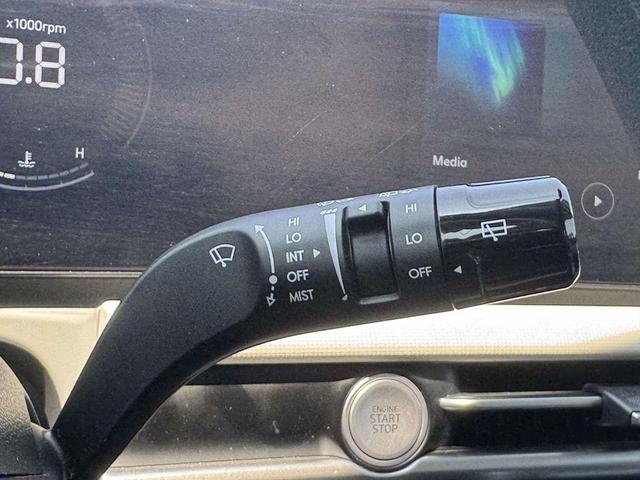 Photo of 2025 White Pearl Hyundai TUCSON