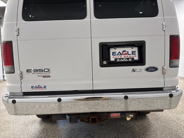 Photo of 2009 Oxford White Clearcoat Ford E350 Super Duty