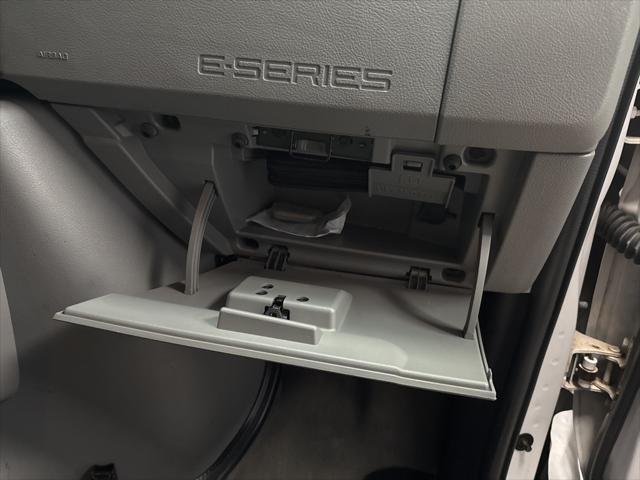 Photo of 2009 Oxford White Clearcoat Ford E350 Super Duty