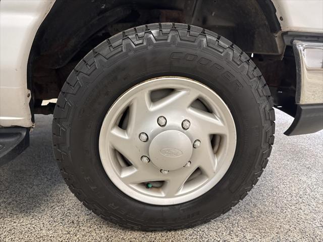 Photo of 2009 Oxford White Clearcoat Ford E350 Super Duty