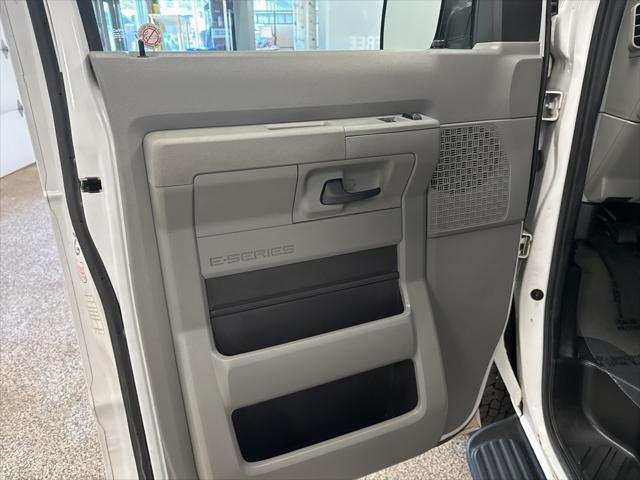 Photo of 2009 Oxford White Clearcoat Ford E350 Super Duty