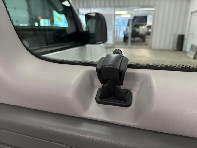 Photo of 2009 Oxford White Clearcoat Ford E350 Super Duty