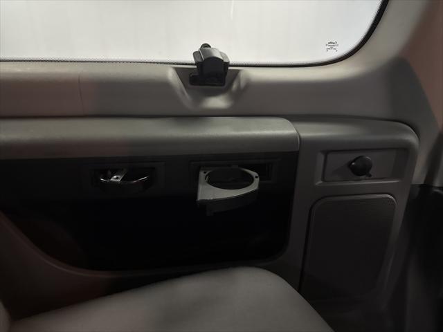 Photo of 2009 Oxford White Clearcoat Ford E350 Super Duty