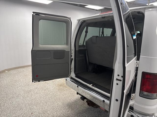 Photo of 2009 Oxford White Clearcoat Ford E350 Super Duty