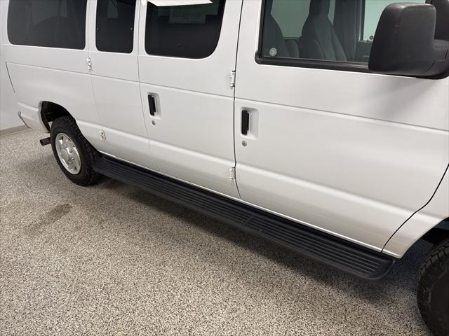 Photo of 2009 Oxford White Clearcoat Ford E350 Super Duty