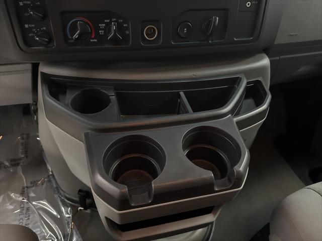 Photo of 2009 Oxford White Clearcoat Ford E350 Super Duty