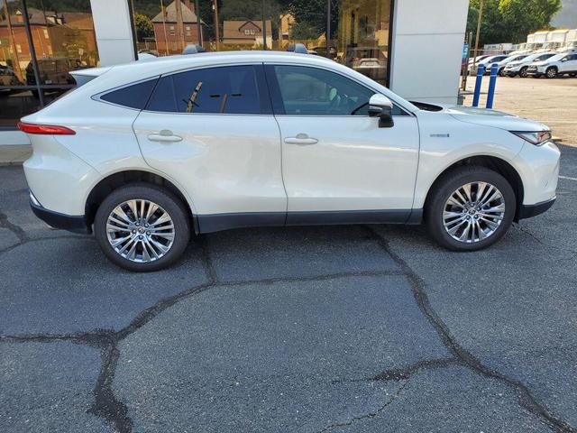 Photo of 2021 Blizzard Pearl Toyota Venza