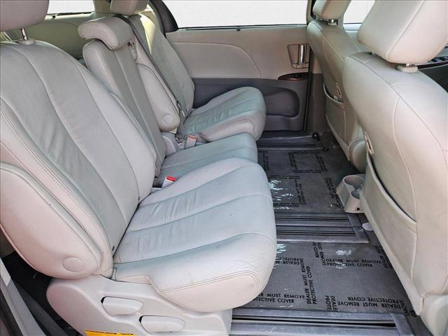 Photo of 2014 Silver Sky Metallic Toyota Sienna