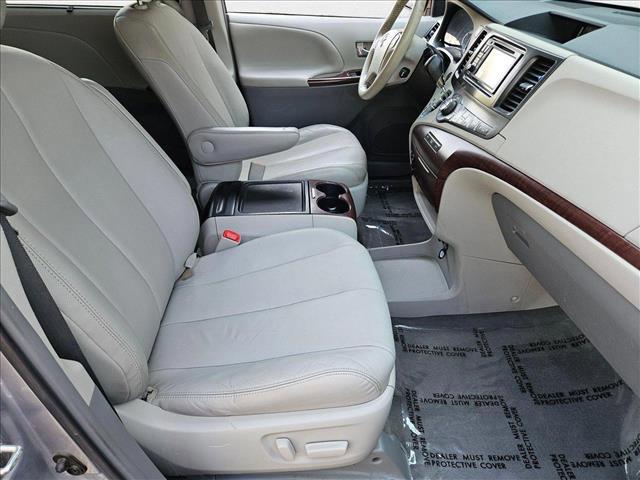 Photo of 2014 Silver Sky Metallic Toyota Sienna