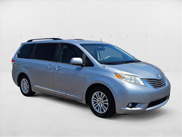 Photo of 2014 Silver Sky Metallic Toyota Sienna