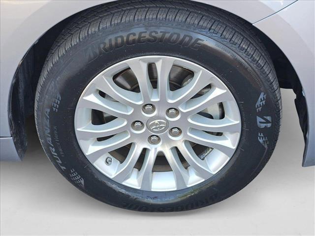 Photo of 2014 Silver Sky Metallic Toyota Sienna