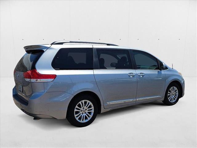 Photo of 2014 Silver Sky Metallic Toyota Sienna