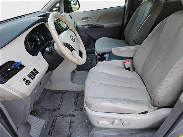Photo of 2014 Silver Sky Metallic Toyota Sienna
