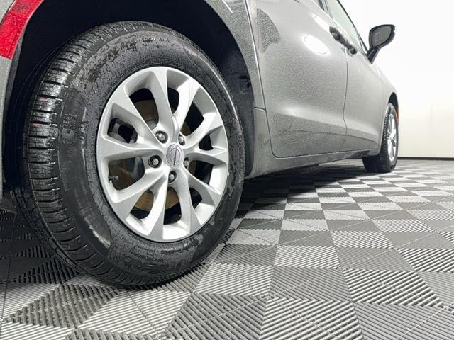 Photo of 2025 Gray Chrysler Pacifica