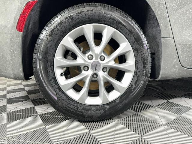 Photo of 2025 Gray Chrysler Pacifica