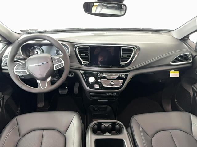 Photo of 2025 Gray Chrysler Pacifica