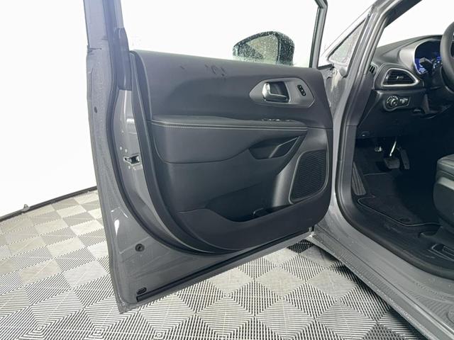 Photo of 2025 Gray Chrysler Pacifica
