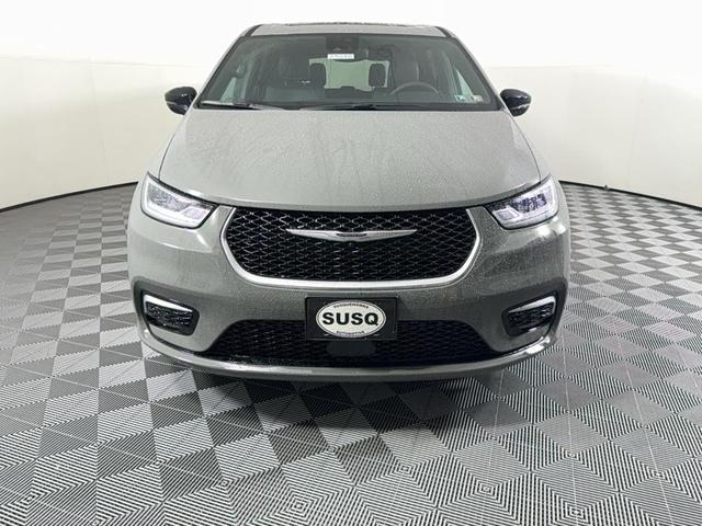 Photo of 2025 Gray Chrysler Pacifica