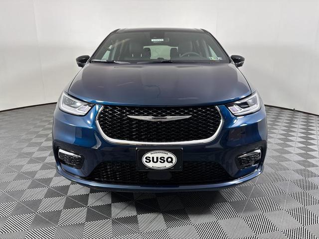 Photo of 2025 Blue Chrysler Pacifica