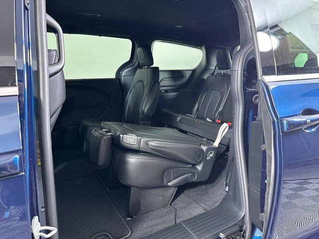 Photo of 2025 Blue Chrysler Pacifica