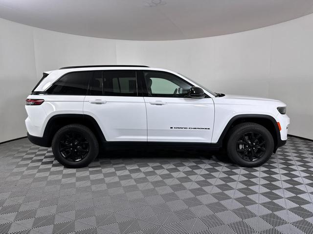 Photo of 2024 White Jeep Grand Cherokee