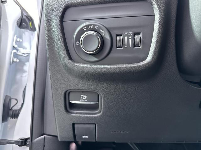 Photo of 2024 White Jeep Grand Cherokee