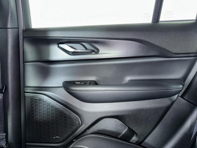 Photo of 2024 White Jeep Grand Cherokee